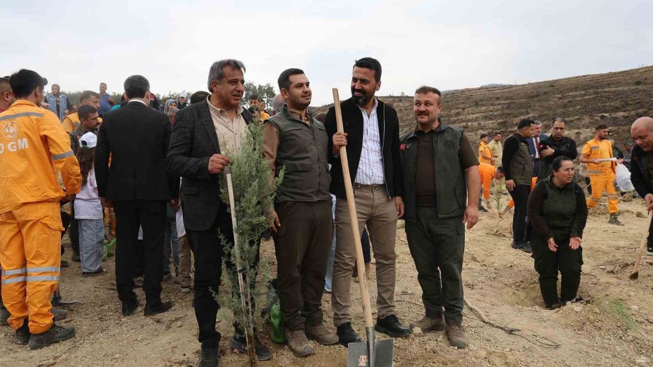 Kozan'da Dede ve Torun Fidan Dikti