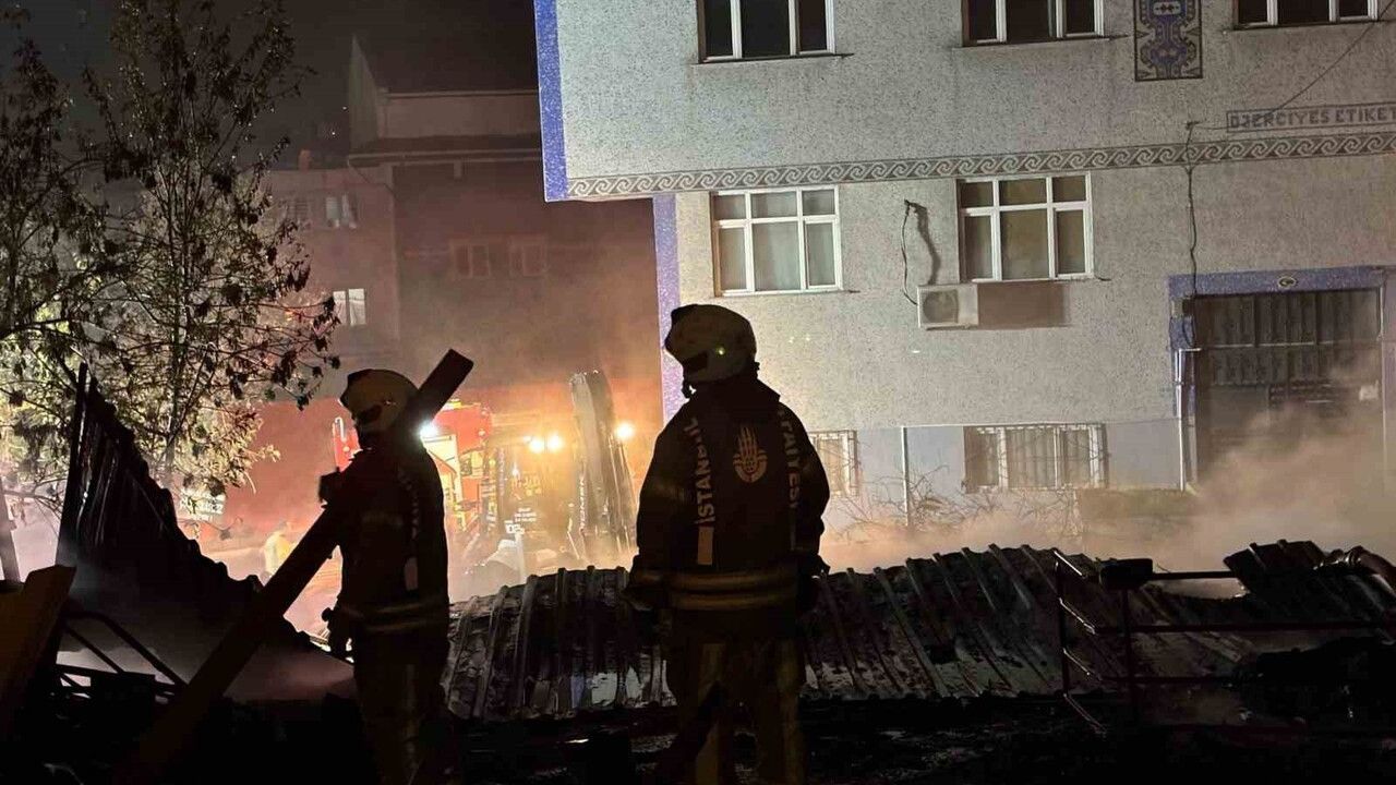 Küçükçekmece'de Geri Dönüşüm Tesisinde Yangın Çıktı