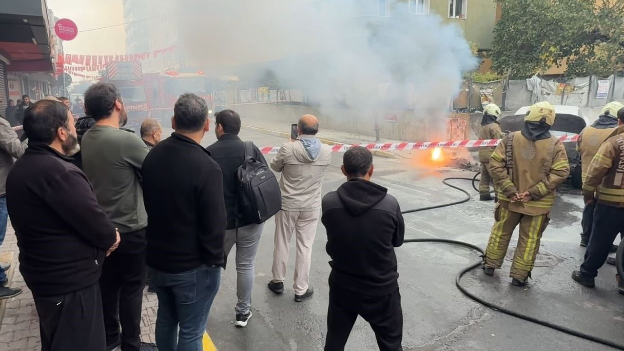 Küçükçekmece'de Yer Altı Kabloları Patladı, Araç Alev Çoğalttı
