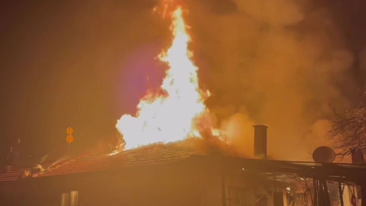 Kula'da Gece Yangın Paniği: İki Kişi Yaralandı