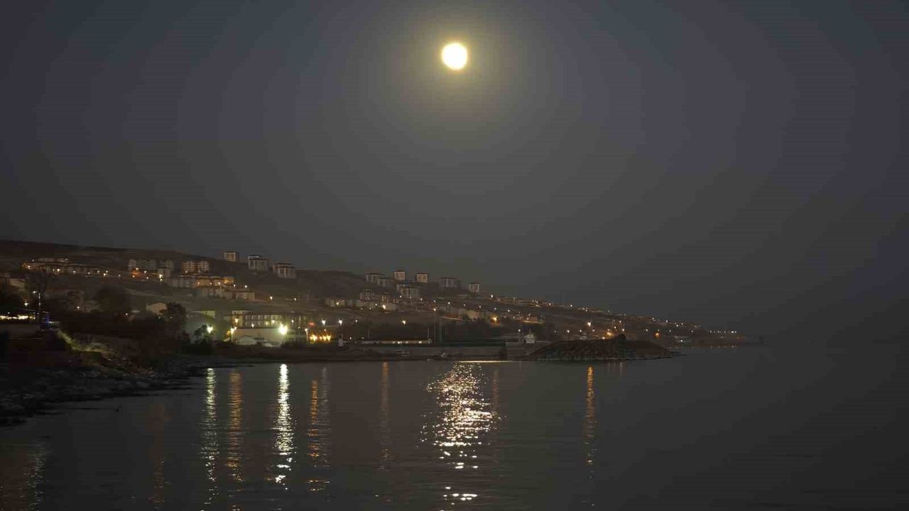 Kunduz Süper Ay Ahlat’ta Görsel Bir Şölen Oluşturdu