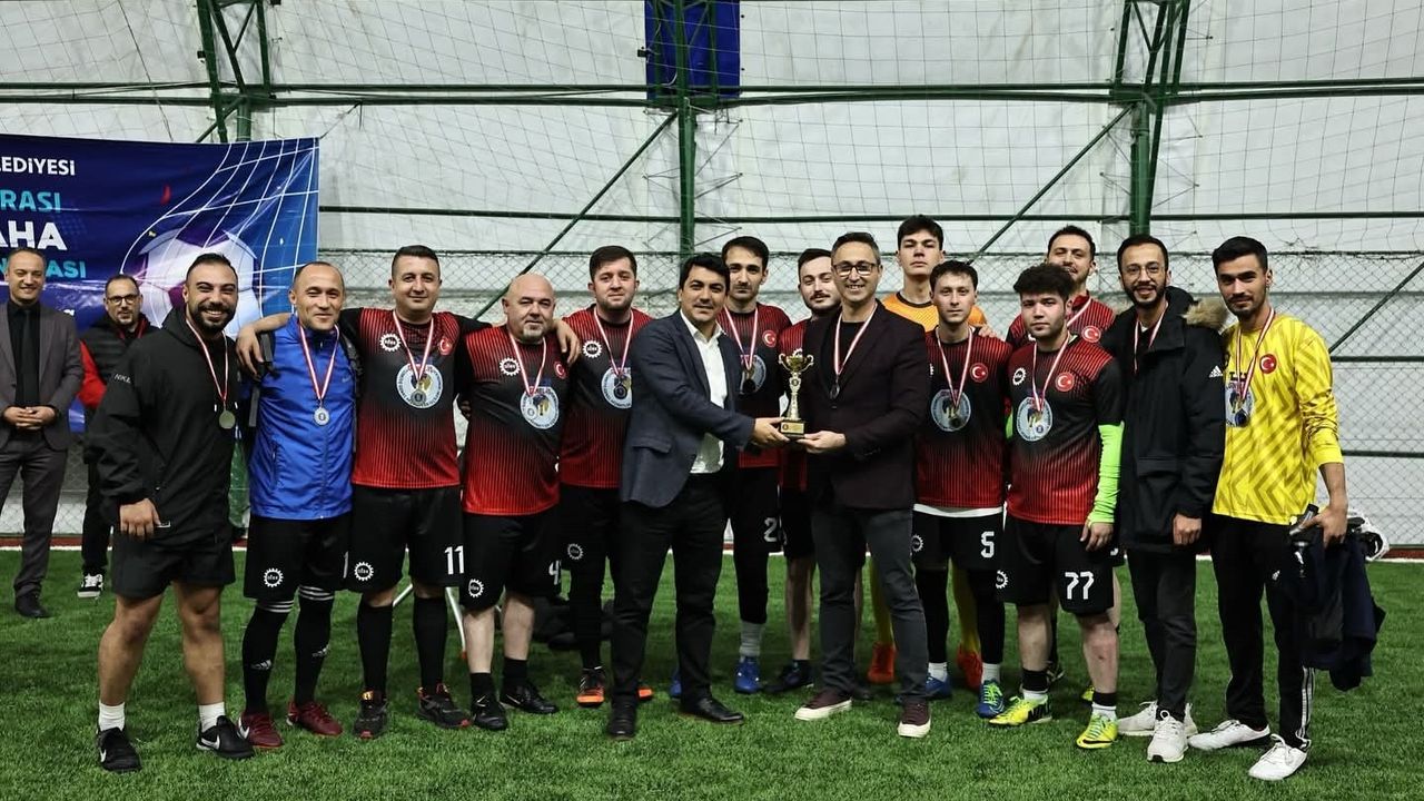 Kütahya Belediyesi'nde Dostluk ve Centilmenlik İçeren Futbol Turnuvası Sonuçlandı