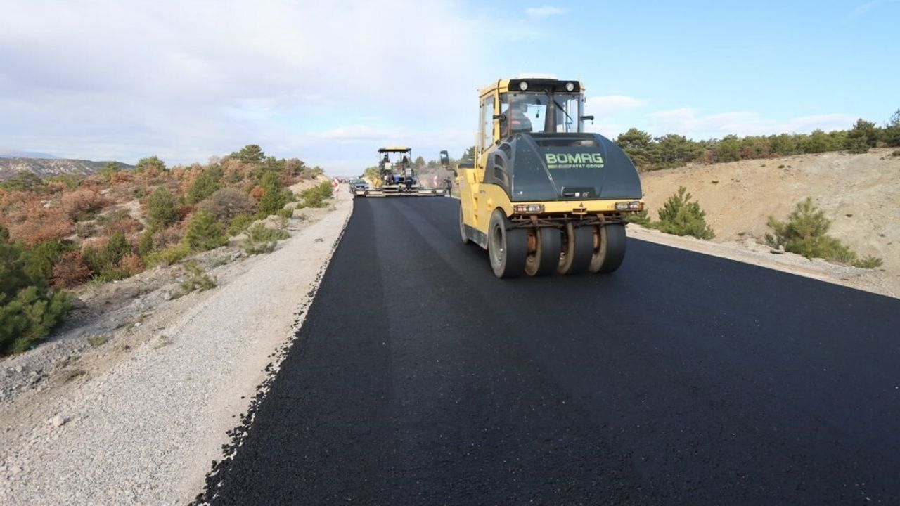 Kütahya'da Köy Yolları İçin Asfalt Çalışmaları Devam Ediyor