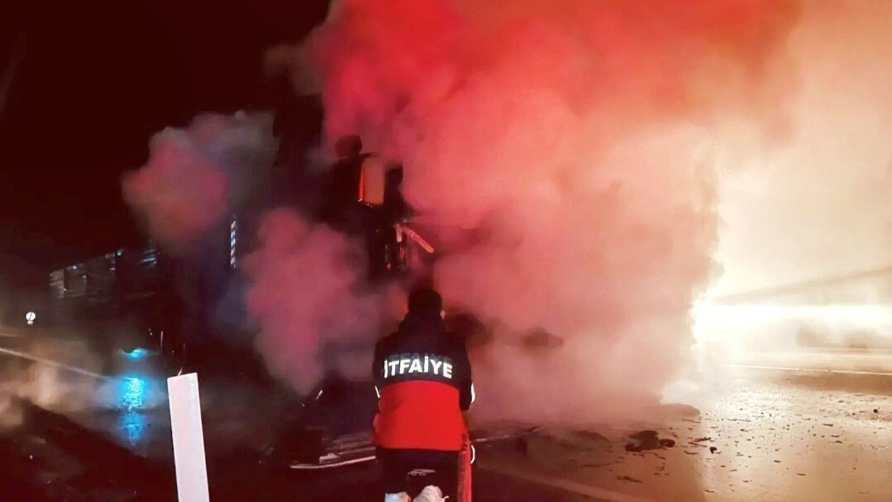 Kütahya'da Tır Yangını: Motor Kısmında Alevler Yükseldi