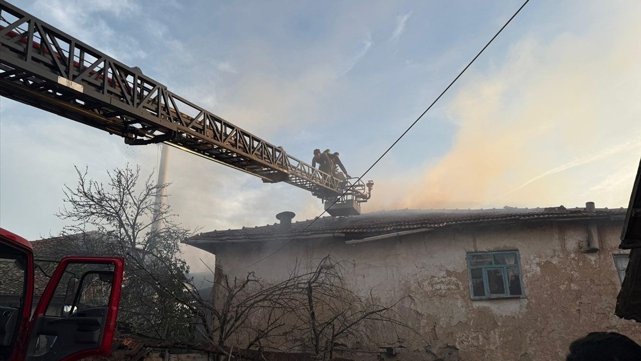 Kütahya'da Yangın Faciası: İki Ev ve Bir Ahır Kullanılamaz Hale Geldi