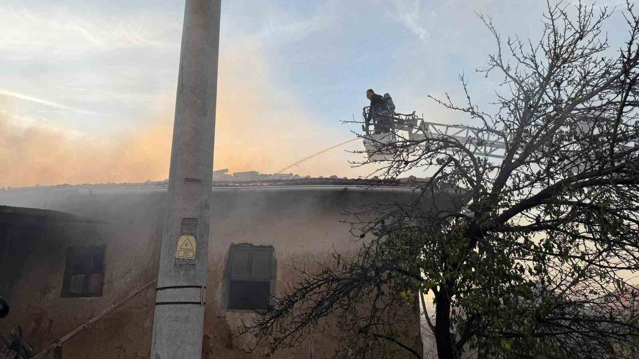 Kütahya'da Yangın Felaketi: İki Ev ve Bir Ahır Kullanılamaz Hale Geldi