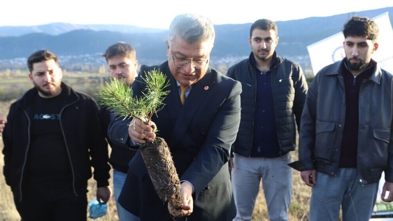 Kütahya Dumlupınar Üniversitesi'nde Fidan Dikim Etkinliği Düzenlendi
