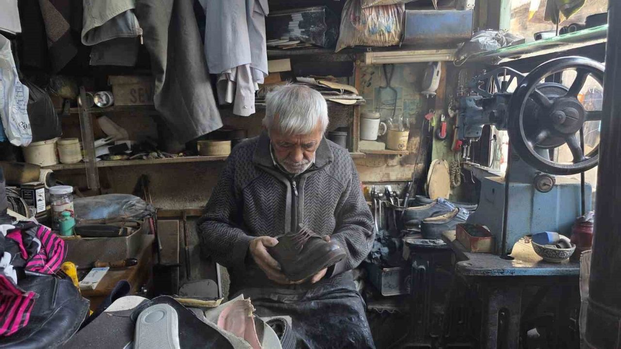 Kütahya'nın Ayakkabı Ustası Mehmet Ersulak: Mesleğimiz Yok Oluyor