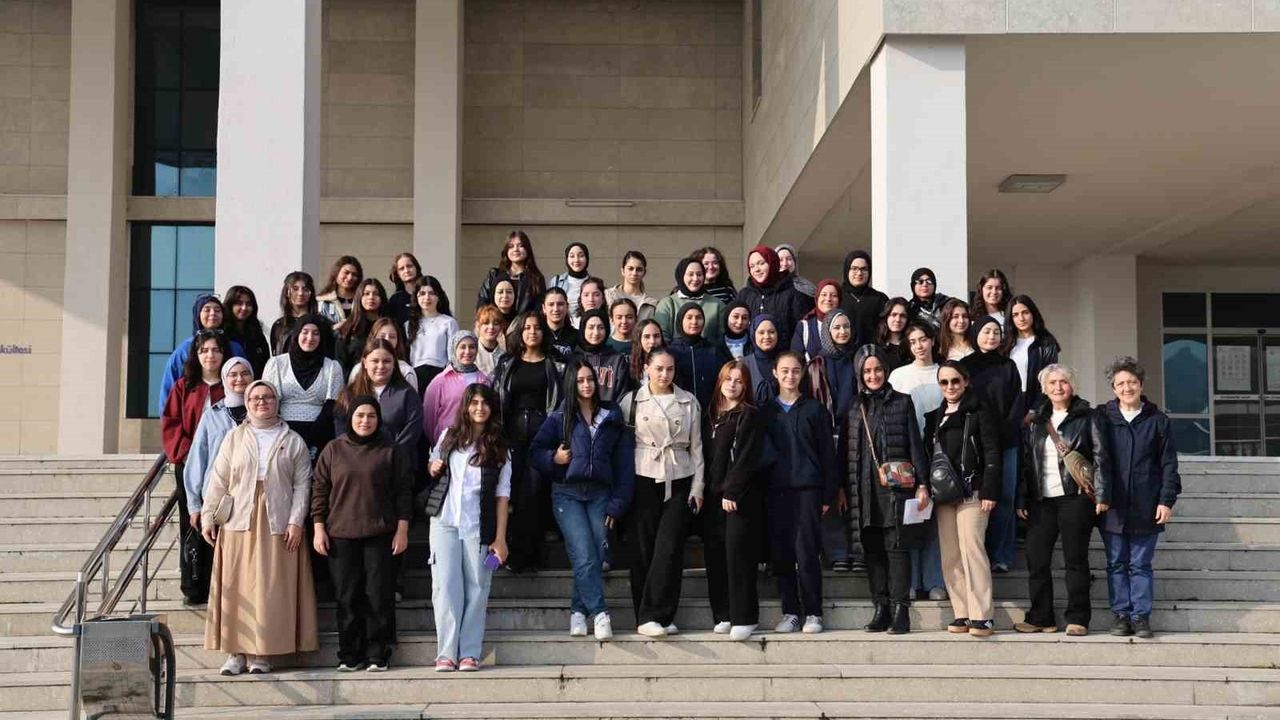 Liseli Gençler Düzce Üniversitesi'nde Gezi Düzenledi