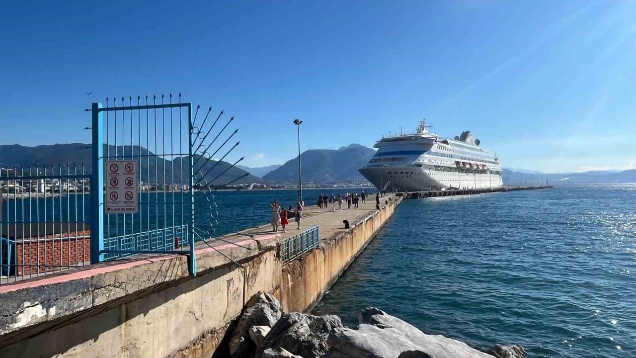 Lüks Kruvaziyer "Astoria Grande" Alanya'ya Demir Attı