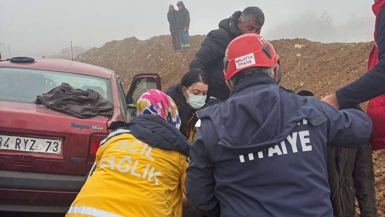 Malatya'da İki Araç Çarpıştı: 5 Kişi Yaralandı