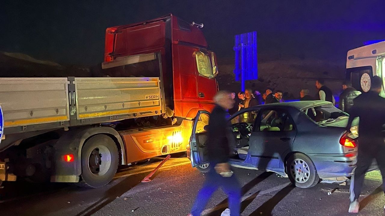Malatya'da Tır ile Otomobil Çarpıştı: İki Yaralı
