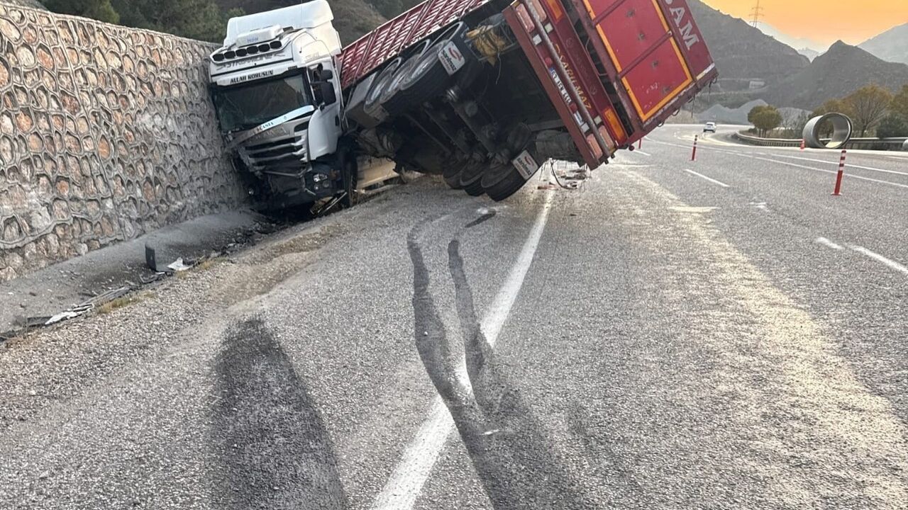 Malatya'da Tır Kontrolden Çıktı: 1 Yaralı