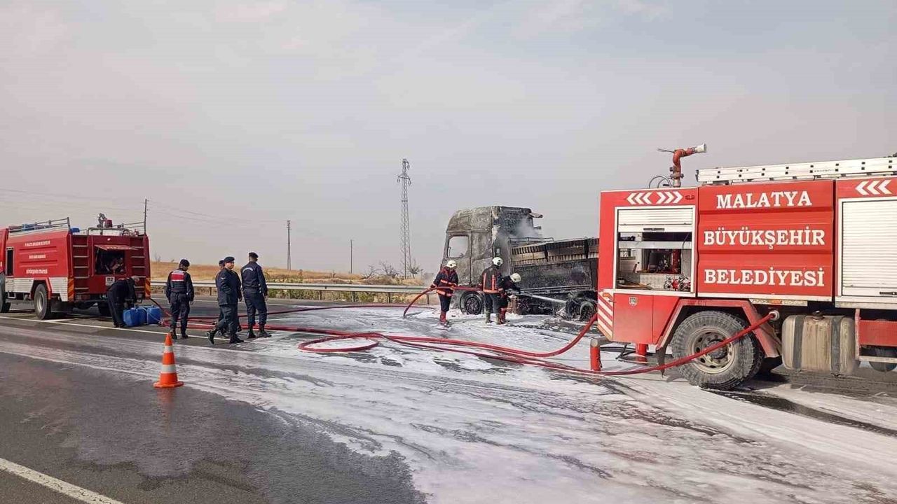 Malatya-Elazığ Karayolu'nda Tır Yangını