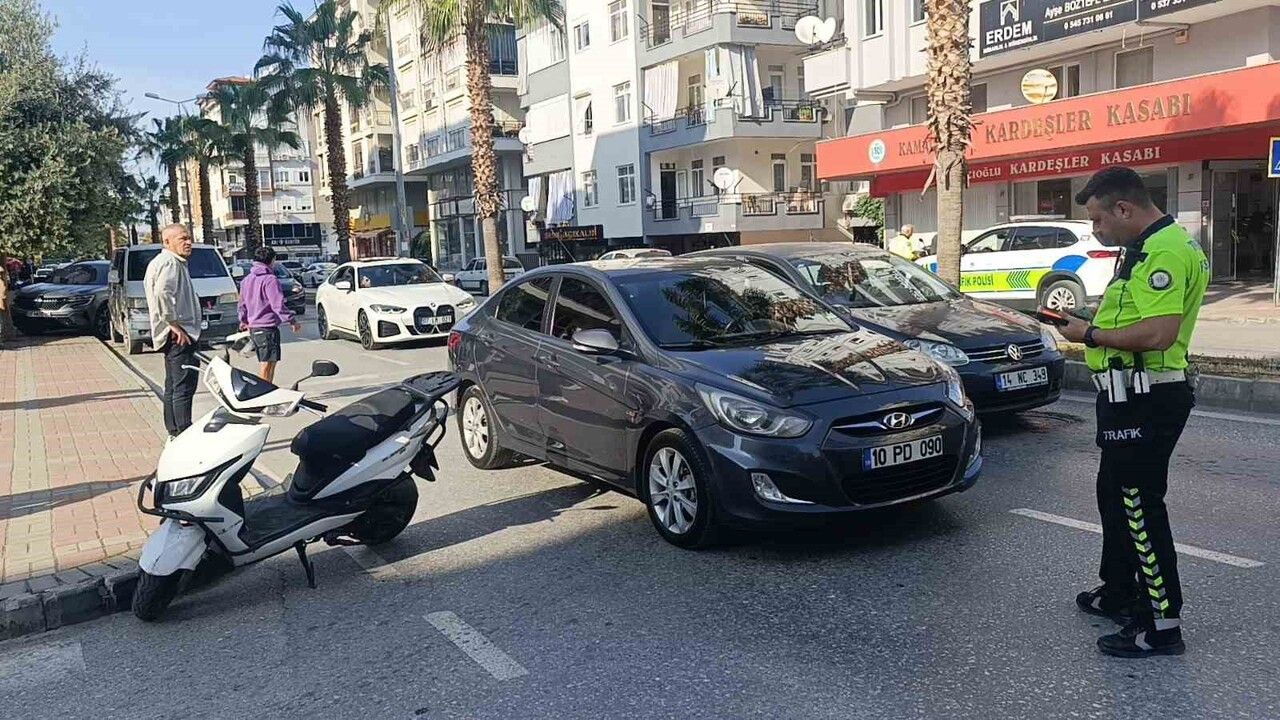 Manavgat'ta Motosiklet ve Otomobil Çarpıştı