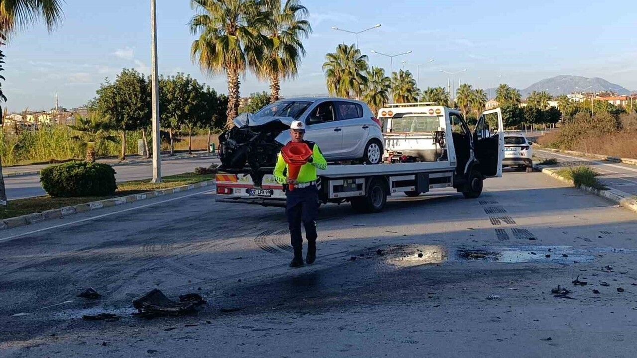 Manavgat'ta Palmiyeye Çarpan Otomobilin Sürücüsü Yaralandı