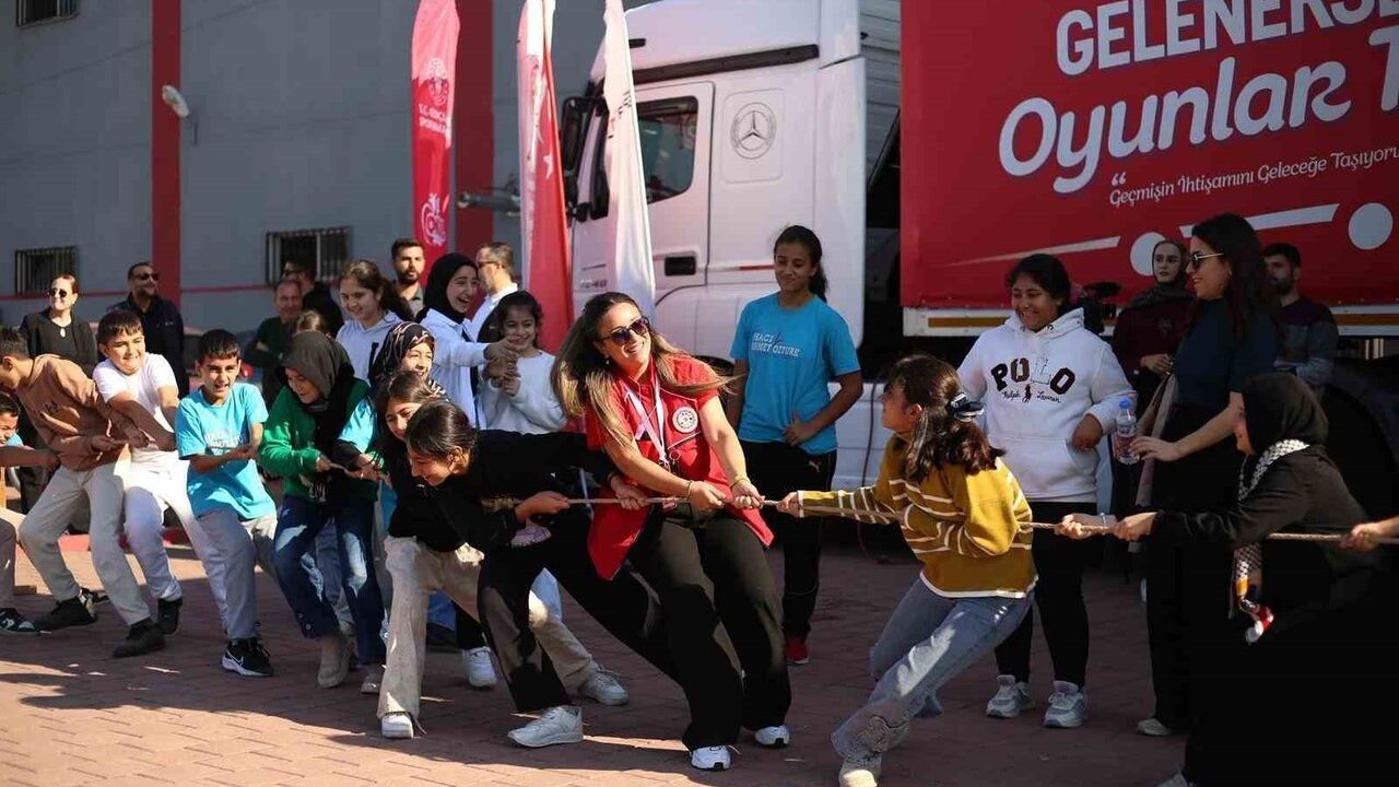 Manisa'da Geleneksel Oyunlar Tırı Heyecanı