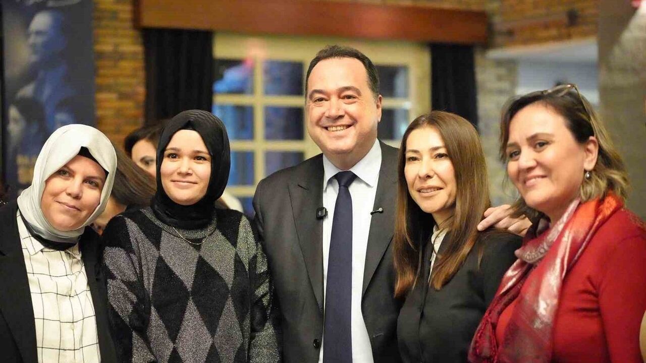 Manisa'da Öğretmenlere Özel Bayram Kutlaması