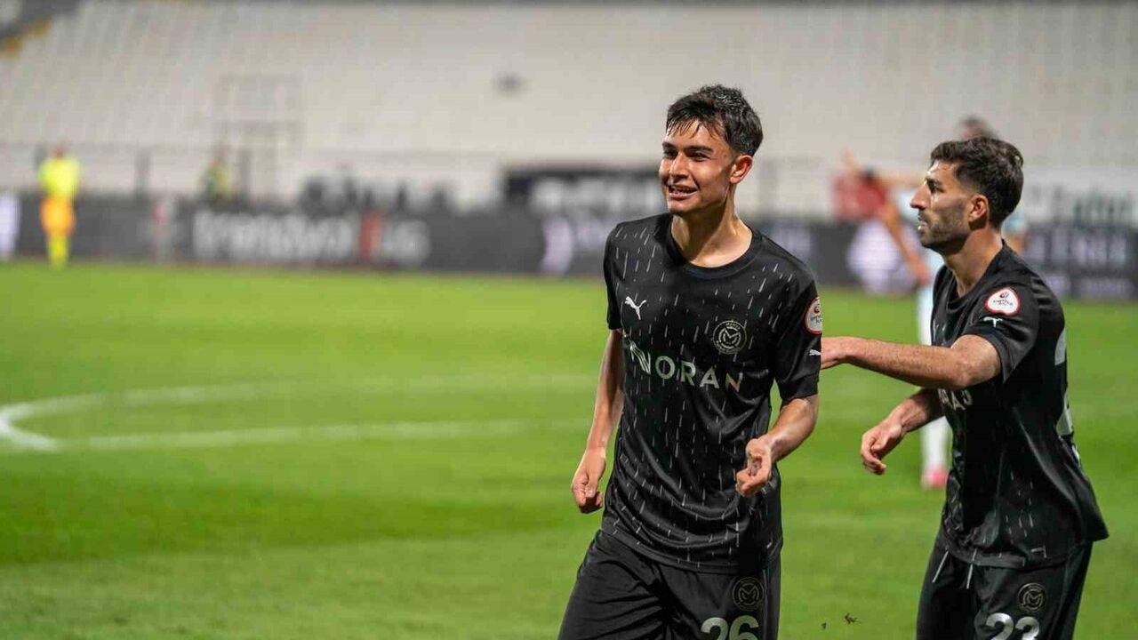 Manisa FK, Tarihi Bir Galibiyetle Adana Demirspor'u 5-0 Yendi