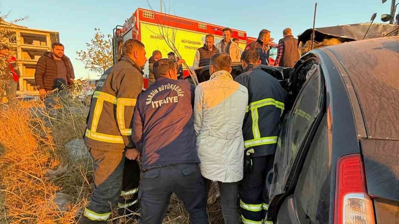 Mardin'de Şarampole Yuvarlanan Araçta 3 Yaralı