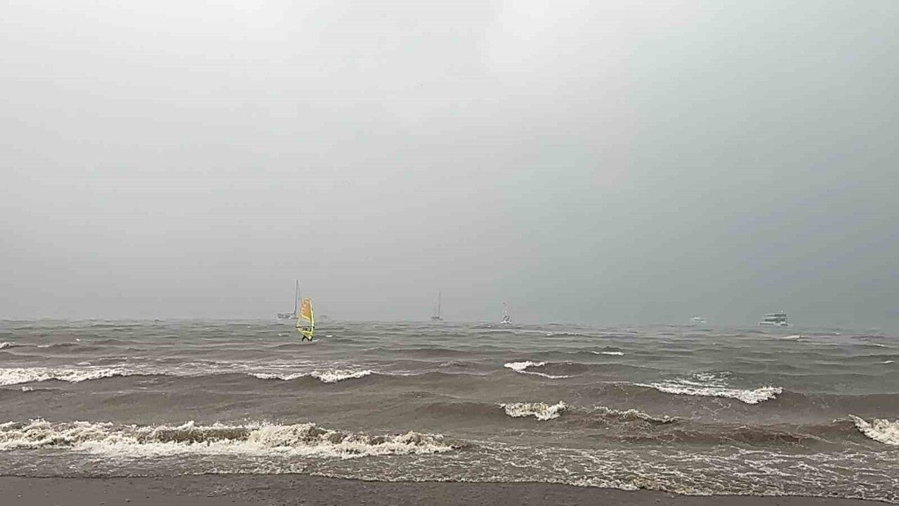 Marmaris'te Fırtına ve Sağanak Hayatı Olumsuz Etkiledi