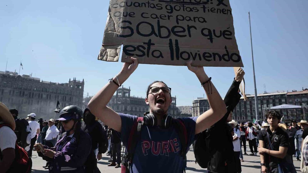 Meksika'da Hükümet Karşıtı Protesto: 120 Yaralı