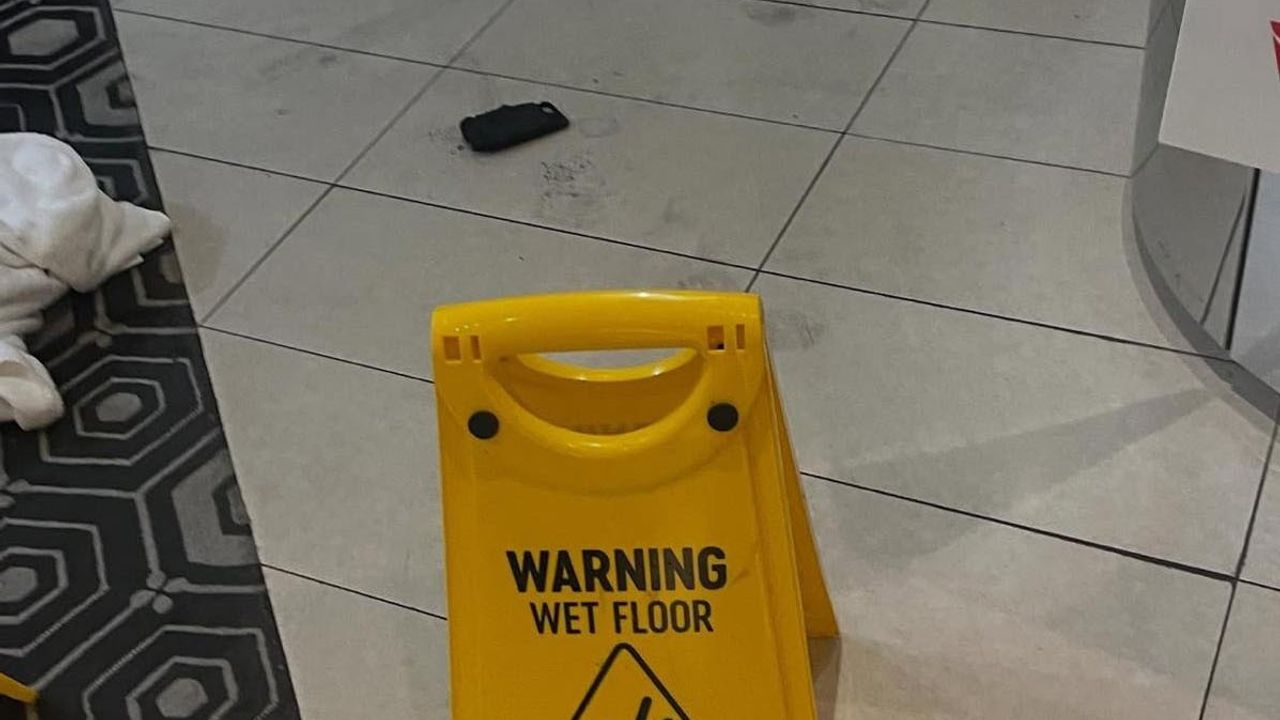 Melbourne Havalimanı'nda Taşınabilir Şarj Cihazı Yangını Yaraladı