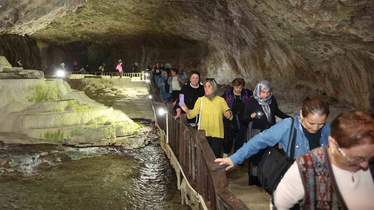 Merkezefendili Kadınlar Pamukkale ve Kaklık Mağarasını Keşfediyor