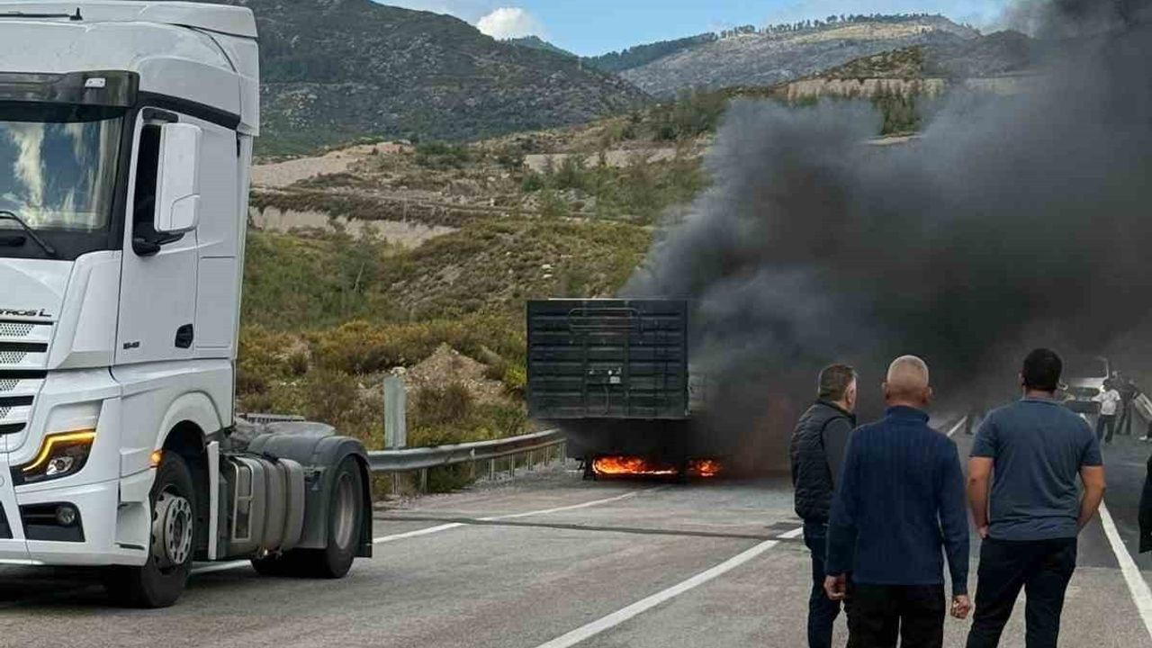 Mermer Yüklü Tır Yangına Teslim Oldu
