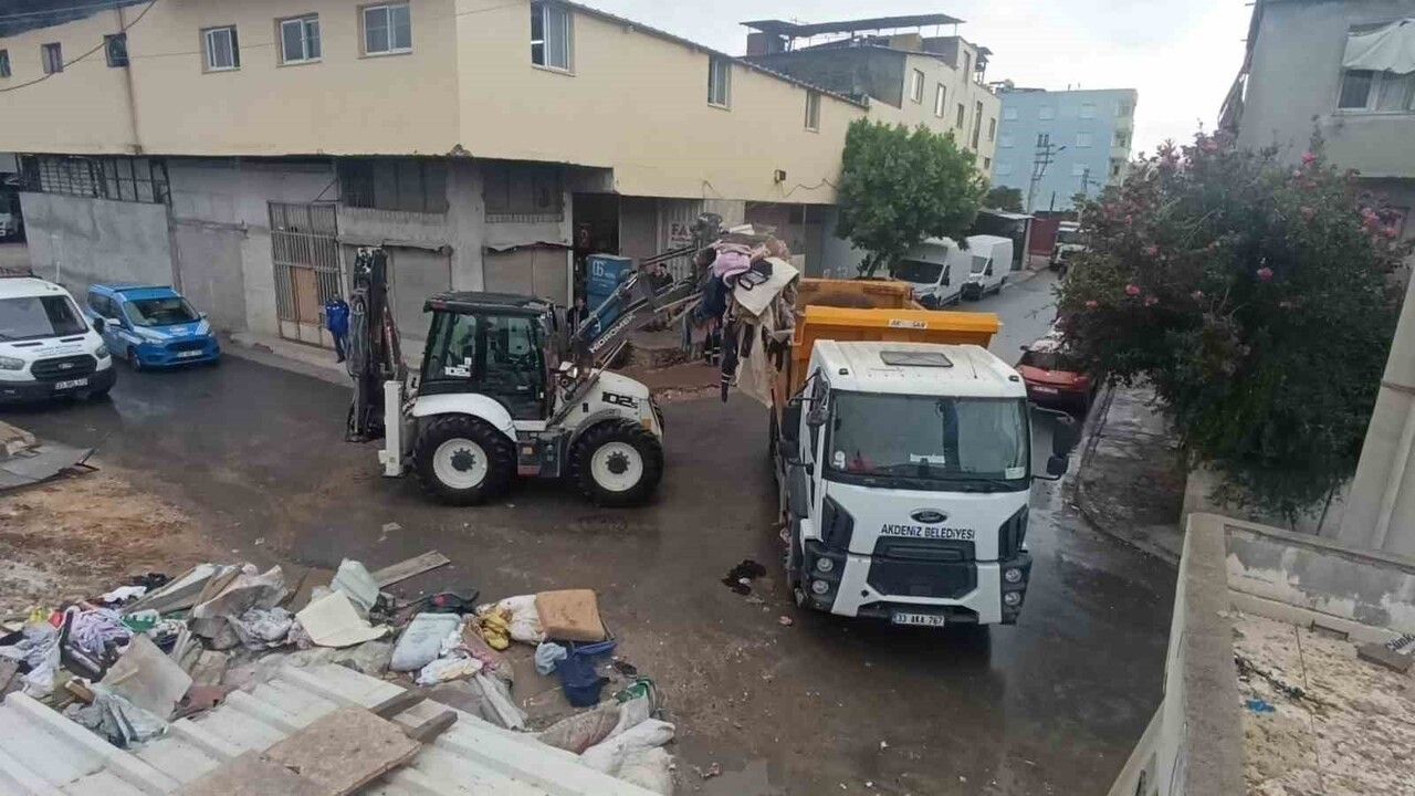 Mersin Akdeniz'de Çöp Ev Temizlendi