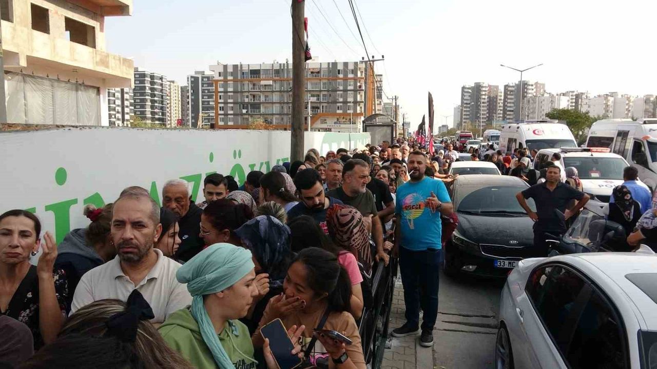 Mersin'de Açılış İndirimi Kuyruğu