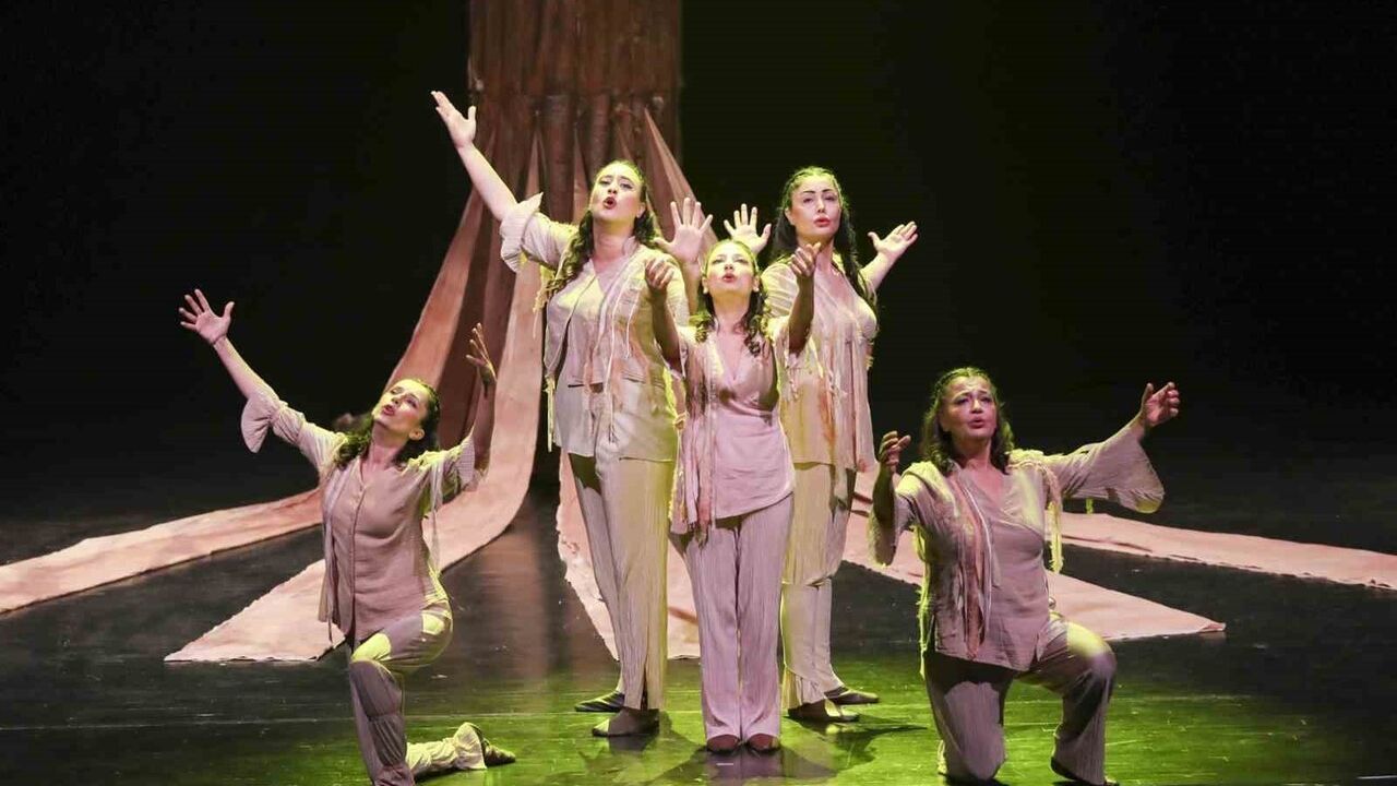 Mersin'de Emekli Evi Üyeleri 'Ben Anadolu' Tiyatrosuyla Buluştu