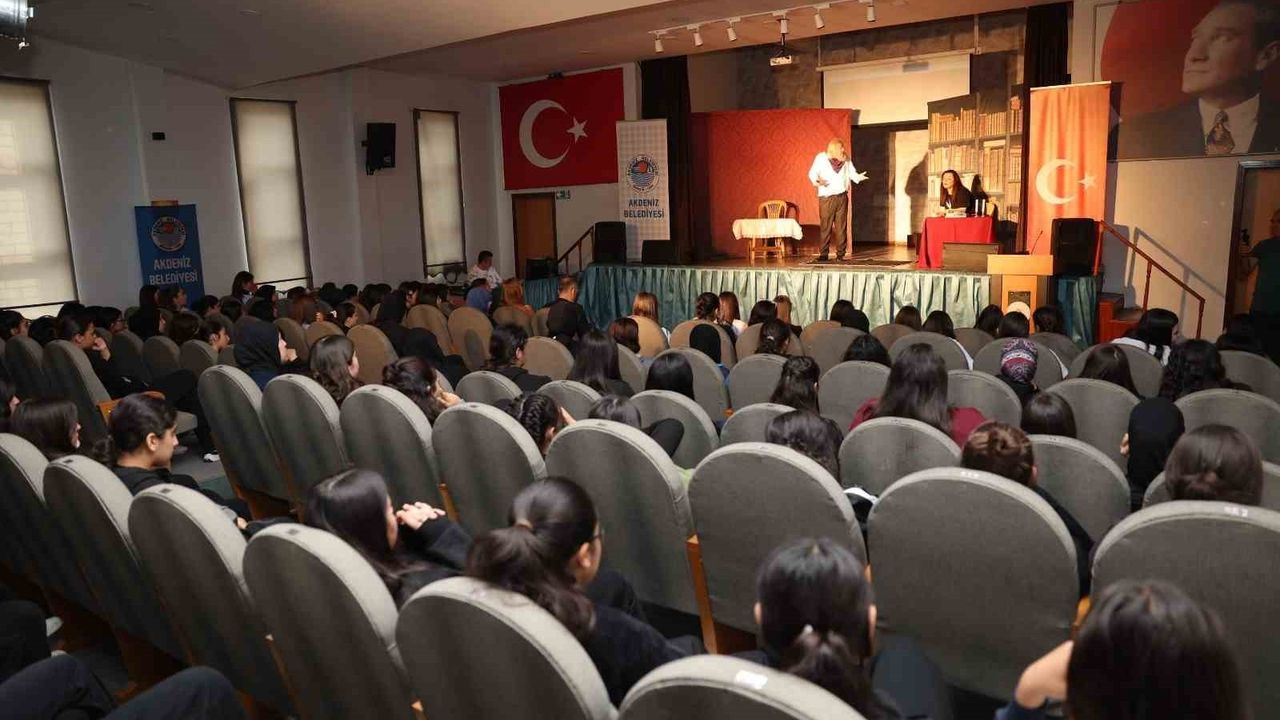 Mersin'de Gençler Tiyatro ile Madde Bağımlılığına Dikkat Çekiyor