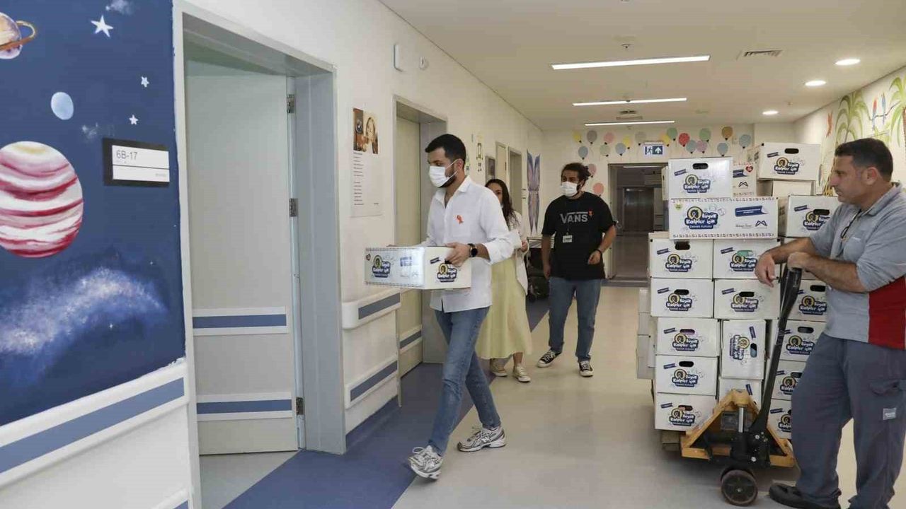 Mersin'de Lösemili Çocuklara Mutluluk Hediye Eden Kutular