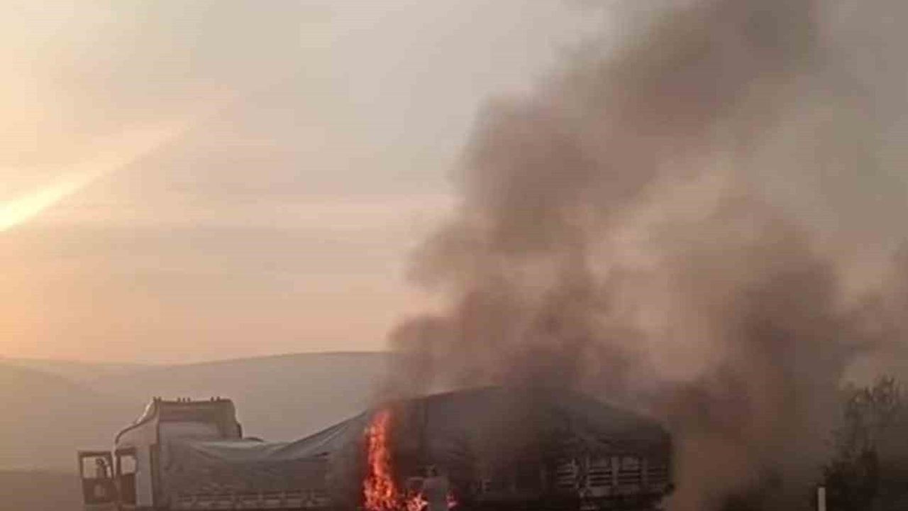 Mersin'de Seyir Halindeki Tırda Yangın Çıktı