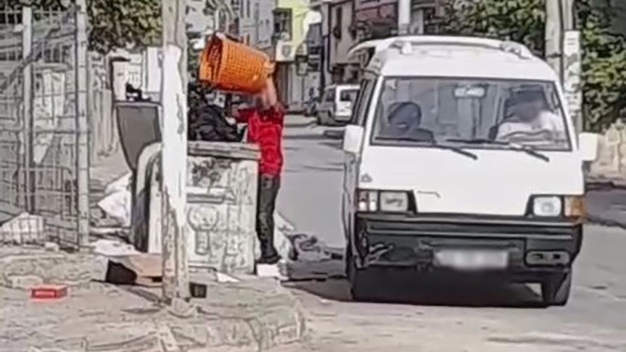 Mersin'de Tekstil Atıkları Yol Kenarına Atıldı