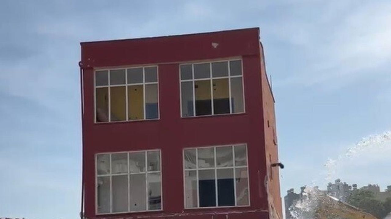 Mersin'de Titreşimle Yıkılan 2 Katlı Bina