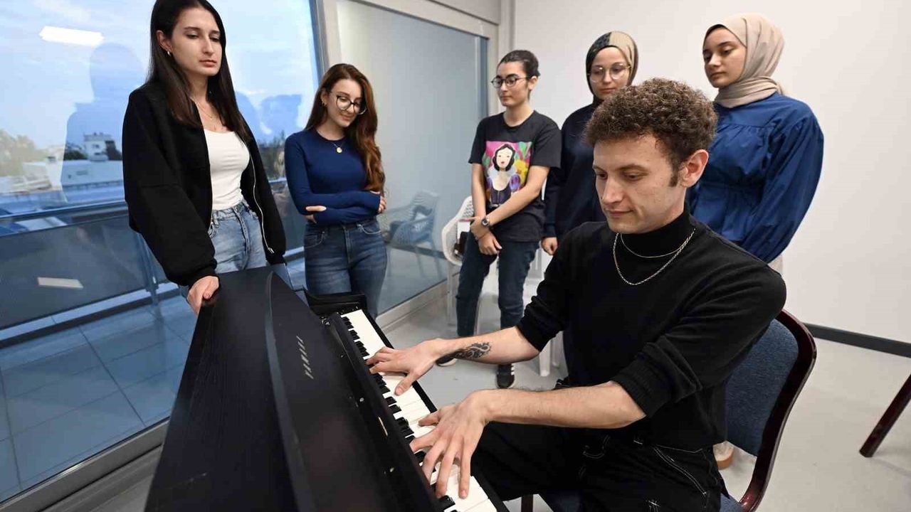 Mersin'de Ücretsiz Enstrüman Kurslarına İlgi Artıyor