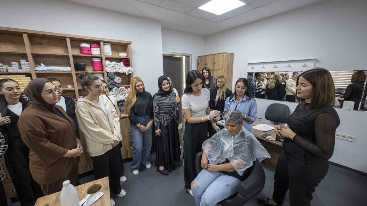 Mersin'de Ücretsiz Saç Renklendirme Kursu İlgiyi Üzerine Çekiyor