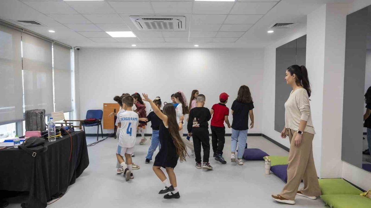 Mersin'de Ücretsiz Tiyatro Kursuna İlgi Patladı