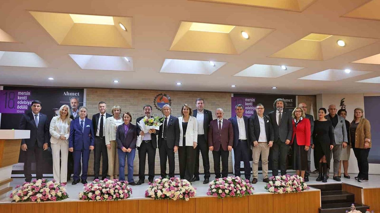 Mersin Kenti Edebiyat Ödülü Ahmet Ümit'e Verildi