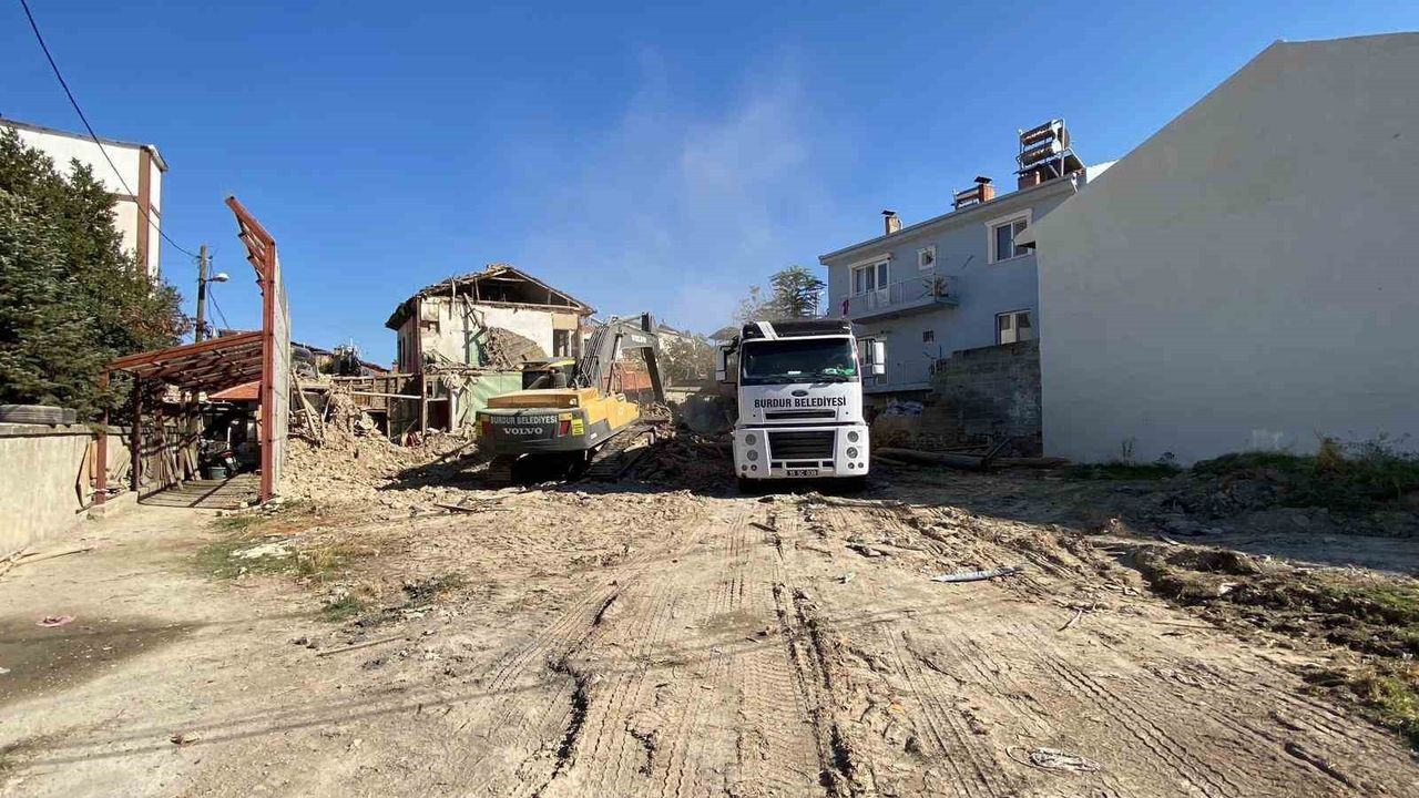 Metruk Bina Yıkımı Tamamlandı, İtirazlar Sonuçsuz Kaldı