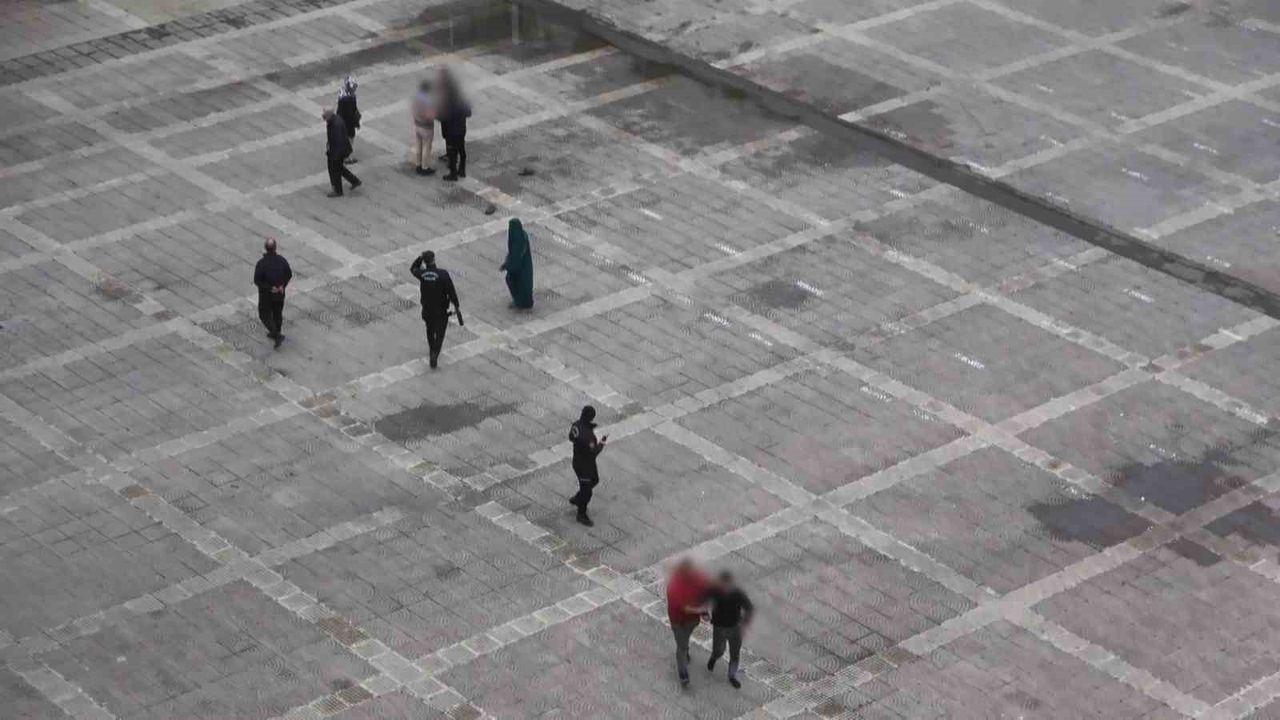 Meydanda İki Genç Arasında Uçan Tekmeli Kavga Tatlıya Bağlandı