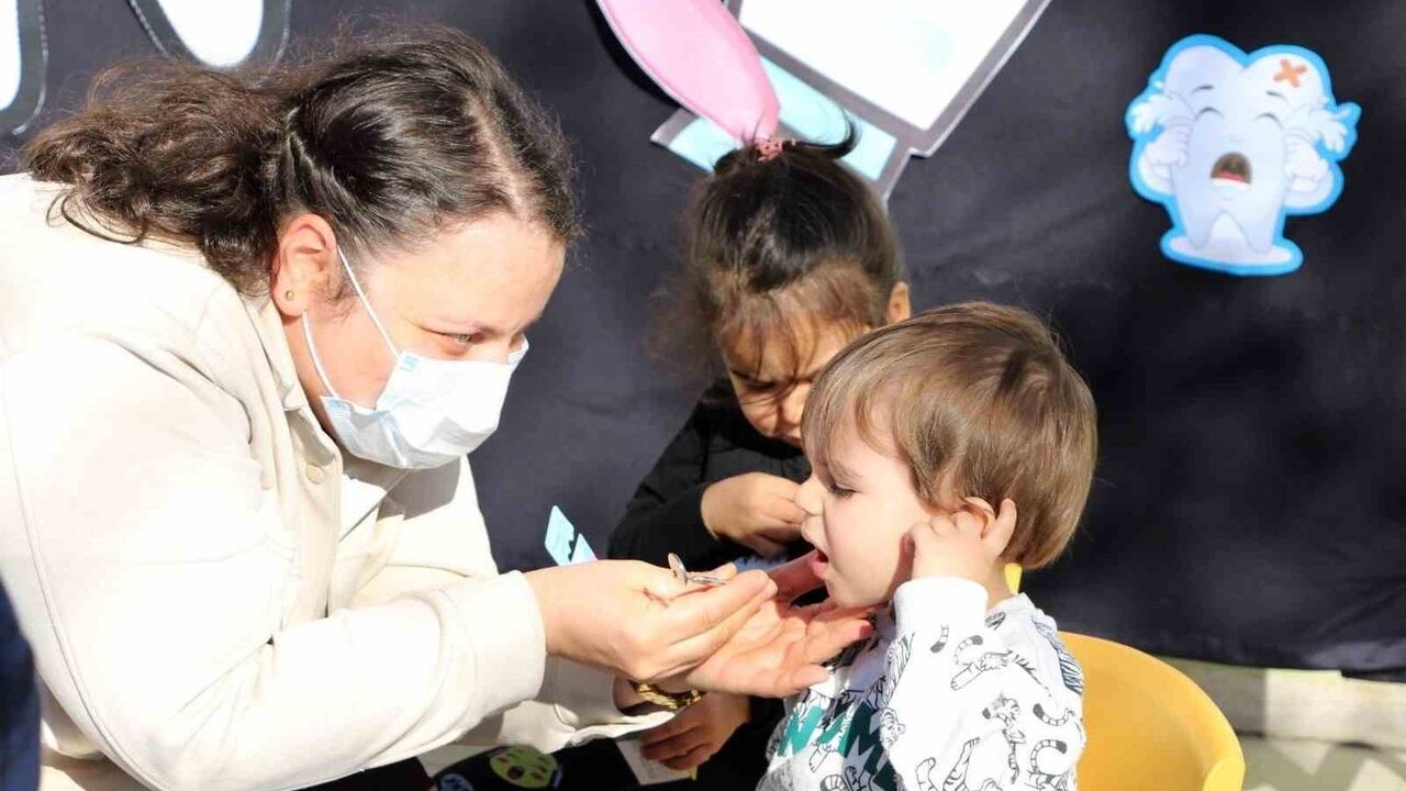 Minik Çocuklara Diş Sağlığı Eğitimi