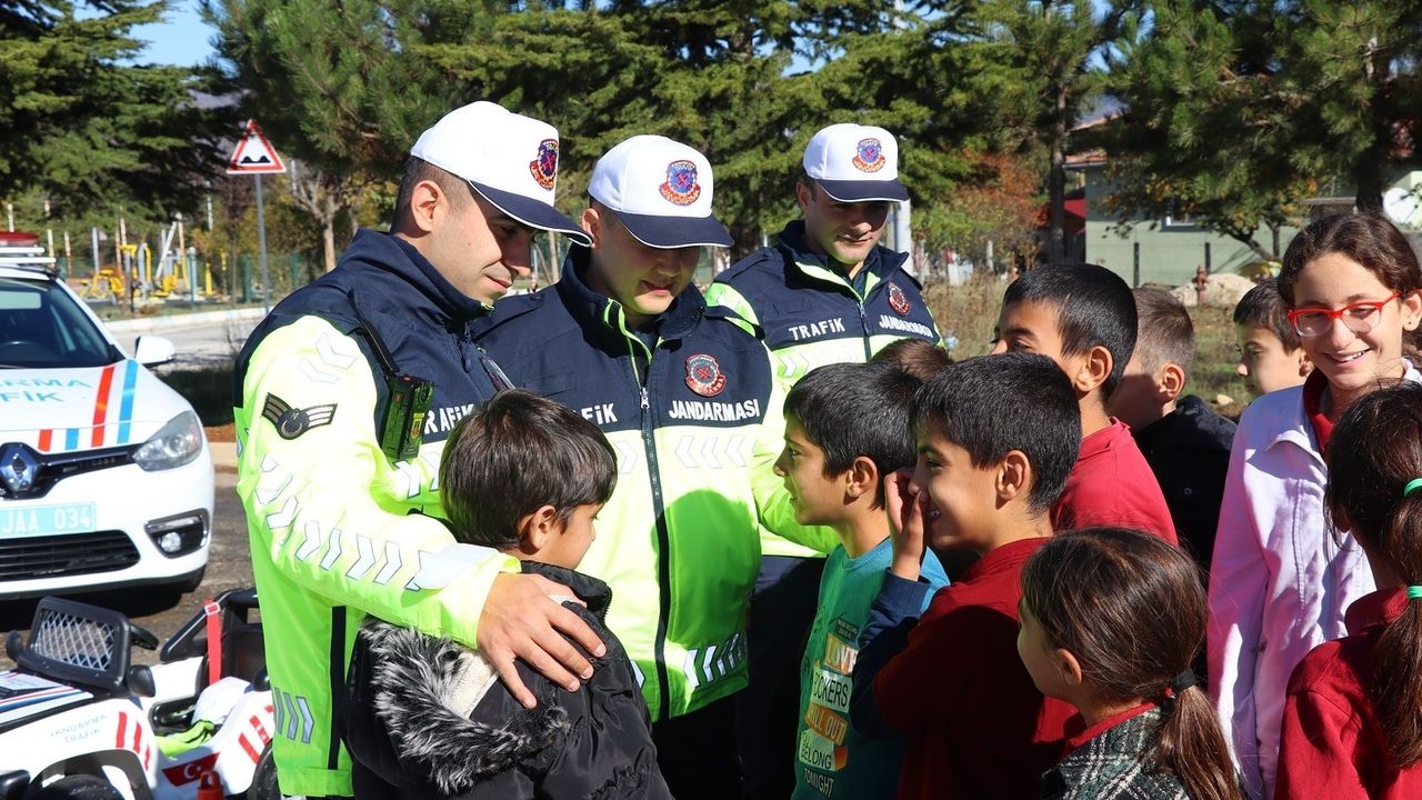 Minik Öğrenciler Jandarma Etkinlikleriyle Güvenlik Bilinci Ediniyor