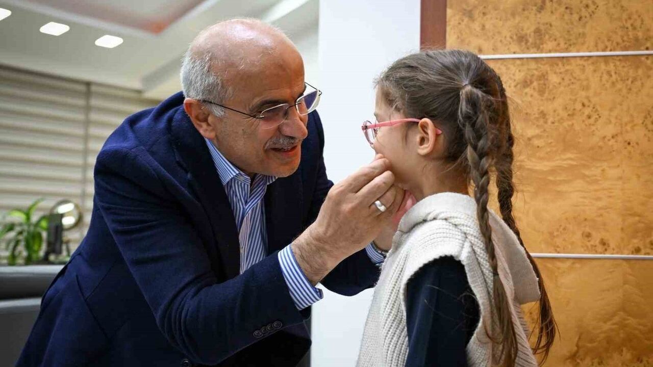 Minik Yüreklerden Anlamlı Ziyaret: Başkan Sami Er'i Unutmadılar