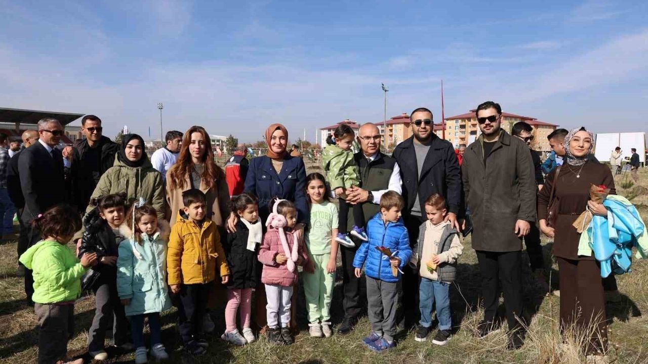 Minikler Fidanları Toprakla Buluşturdu