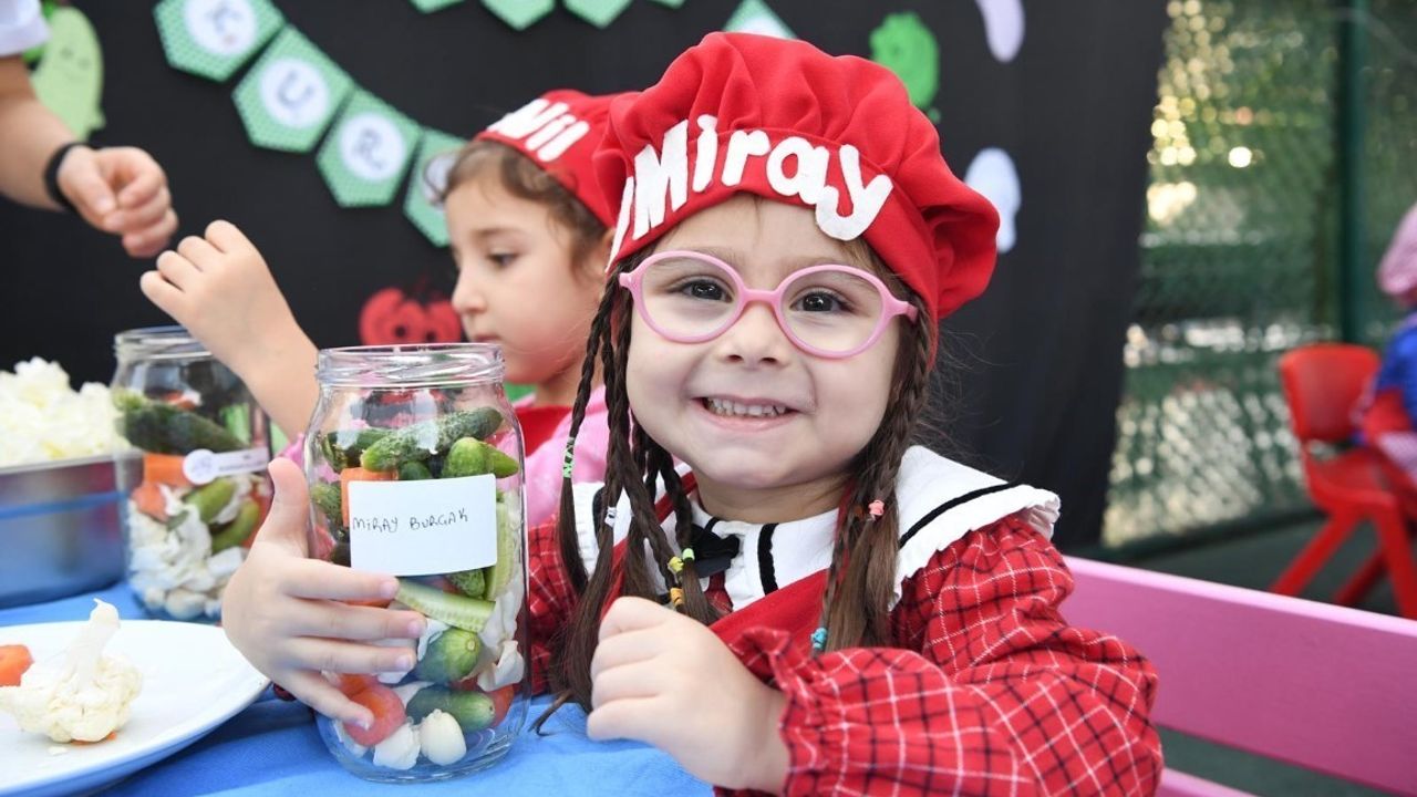 Miniklerden Lezzetli Bir Etkinlik: Turşu Kurma