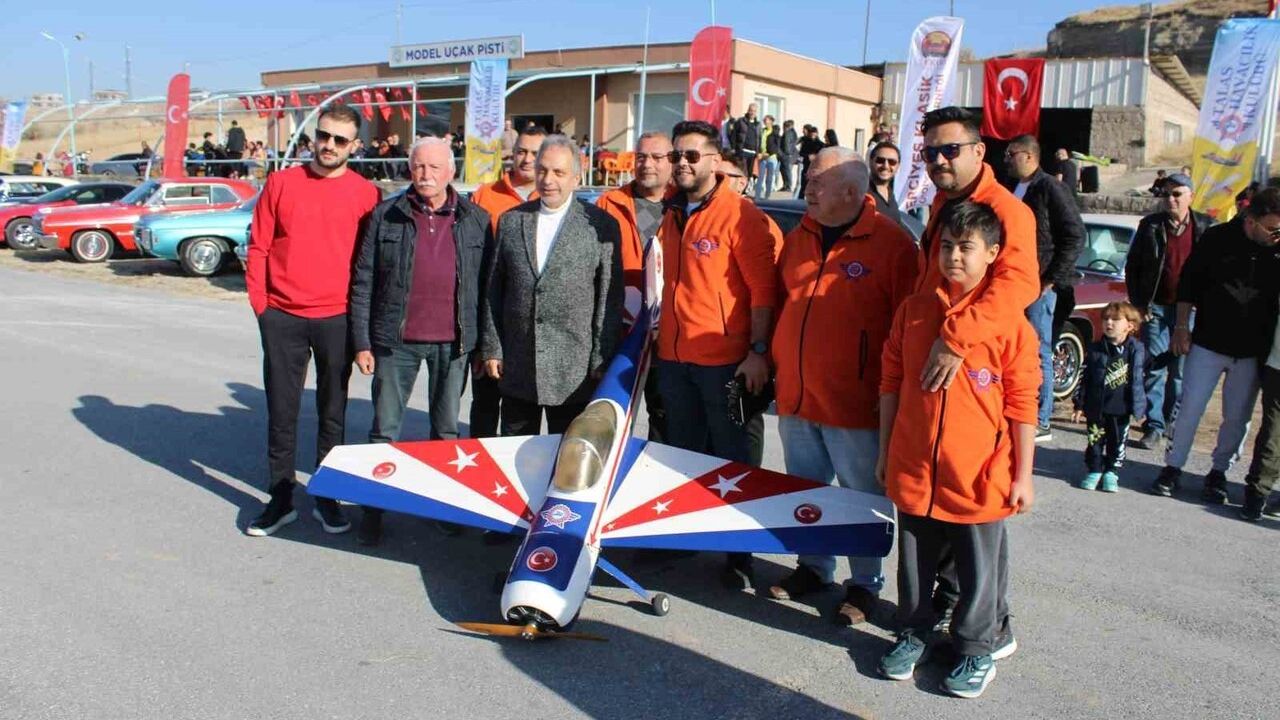 Model Uçaklar ve Klasik Otomobiller Aynı Pistte Buluştu