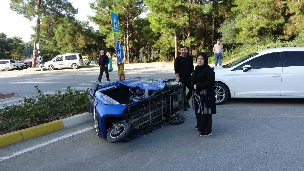 Motorlu Bisiklet ve Otomobil Çarpıştı: 1 Yaralı